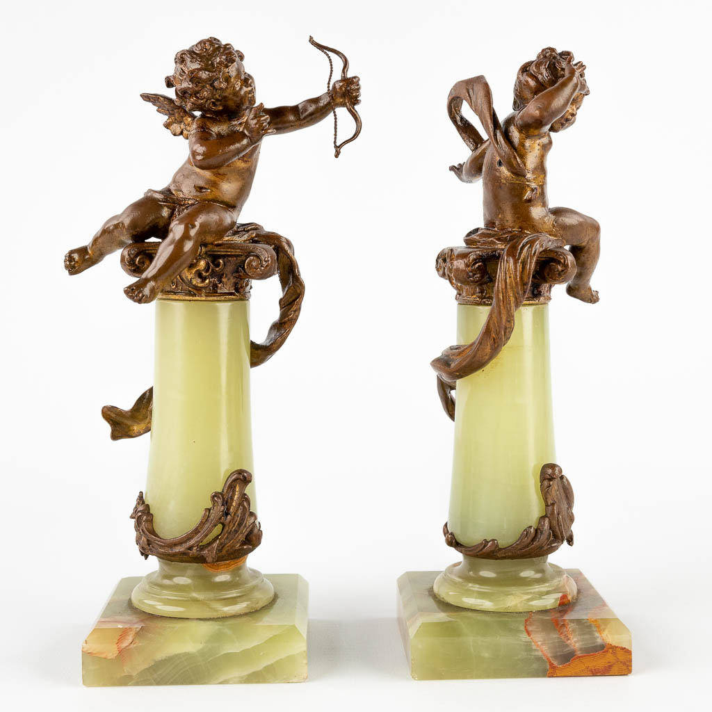 A pair of putti on a pedestal, spelter and onyx in Louis XV style. 19th C. (D:8 x W:8 x H:23 cm)