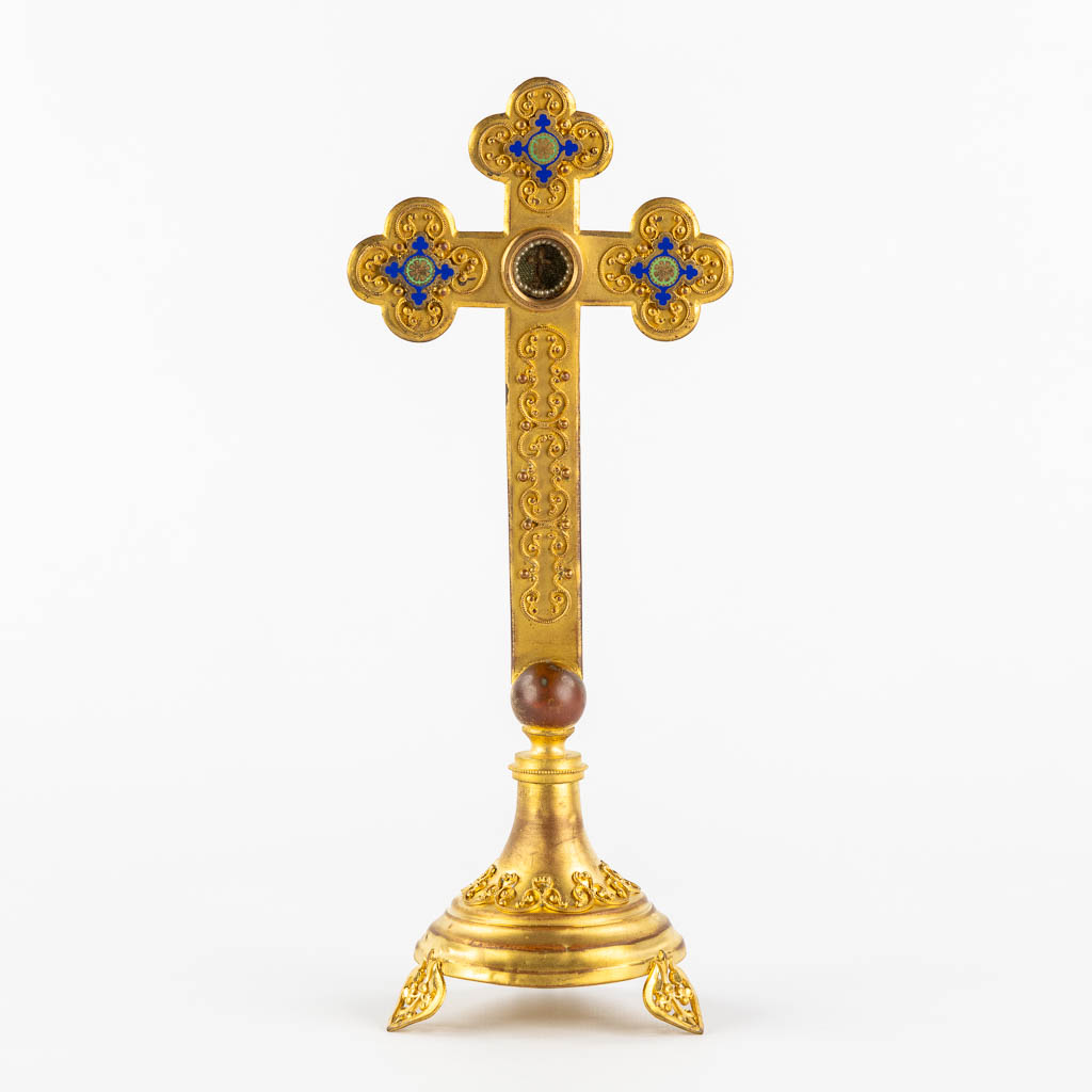 Lot 534 Een klein reliquarium met relikwie van het heilig kruis. (L:8 x W:10 x H:25 cm)