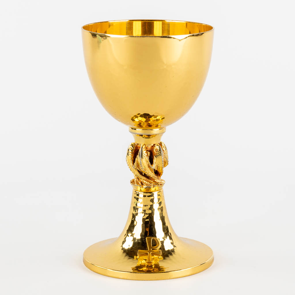  A modernist chalice, gilt brass decorated with 6 fish. 20th C.
