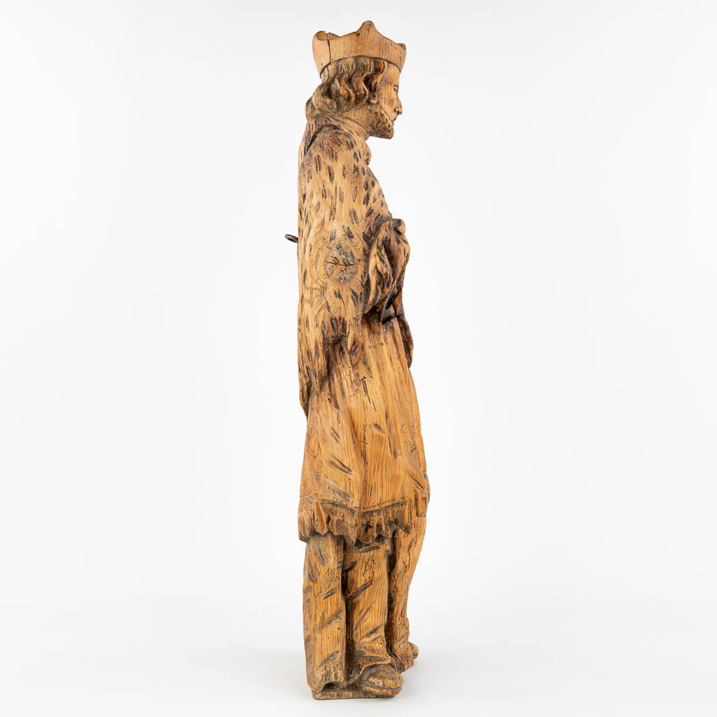 Een antieke houtsculptuur van een heilig figuur, waarschijnlijk gemaakt in Oost-Europa (H:66cm)
