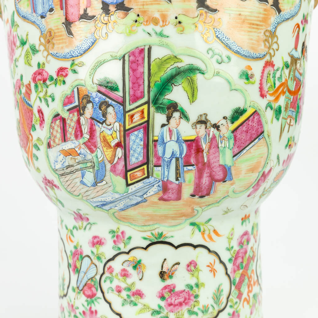 Een paar grote Chinese Kanton vazen gemaakt uit porselein en versierd met taferelen van 'Het Chinese leven'. (H:65cm)