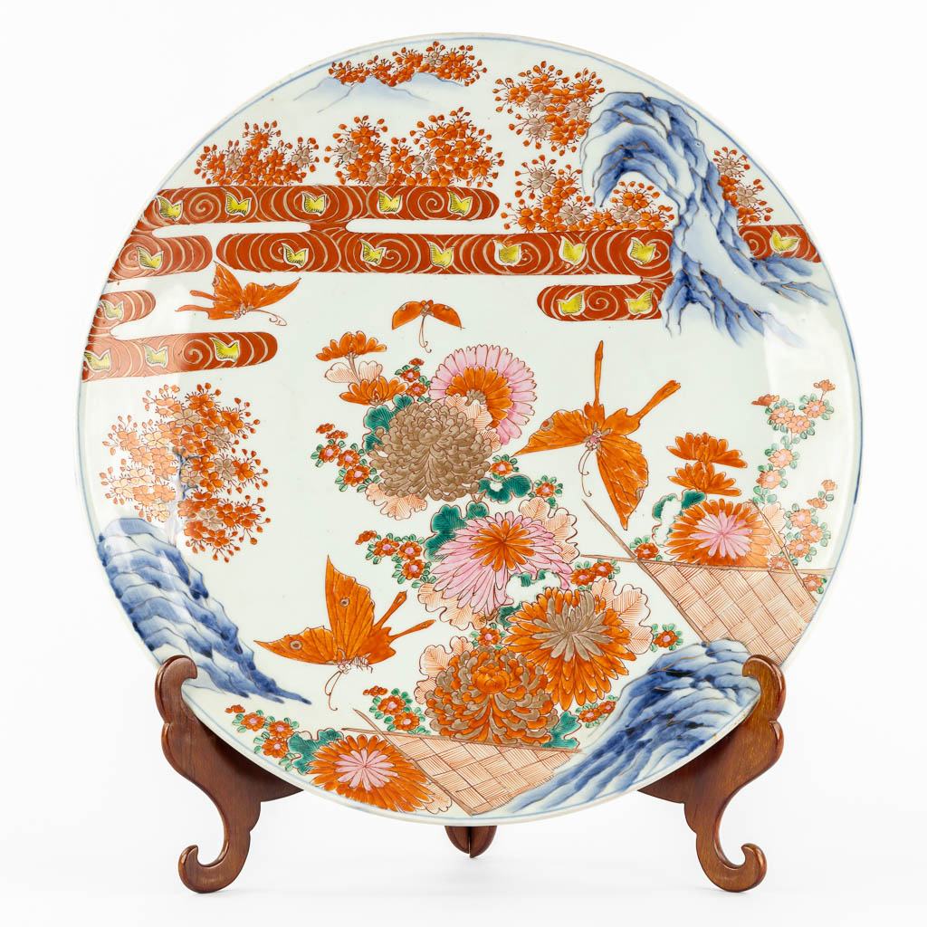 Lot 017 A large Japanese Imari bowl, decorated with butterflies and flowers. 19th C. (D:47 cm)