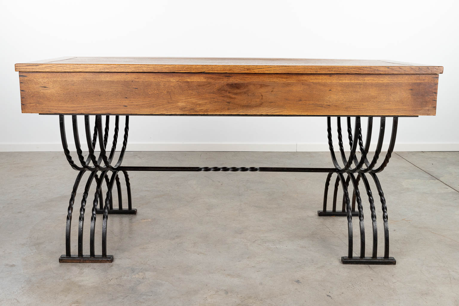 A shop counter made of wrought iron and wood. Used in the Paris Londres in Bruges. (H:85cm)
