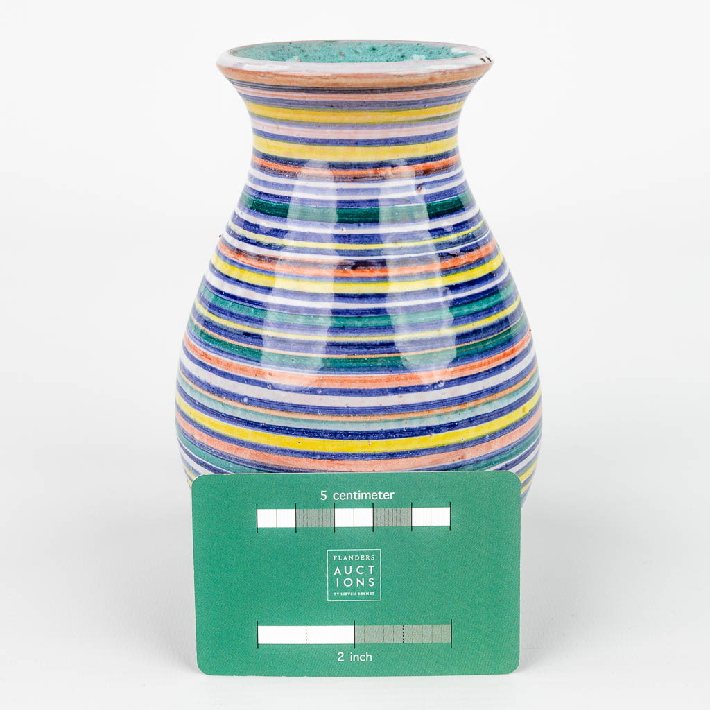 Een vaas gemaakt uit geglazuurde keramiek met geometrische vormen voor Perignem. (H:15,5cm)