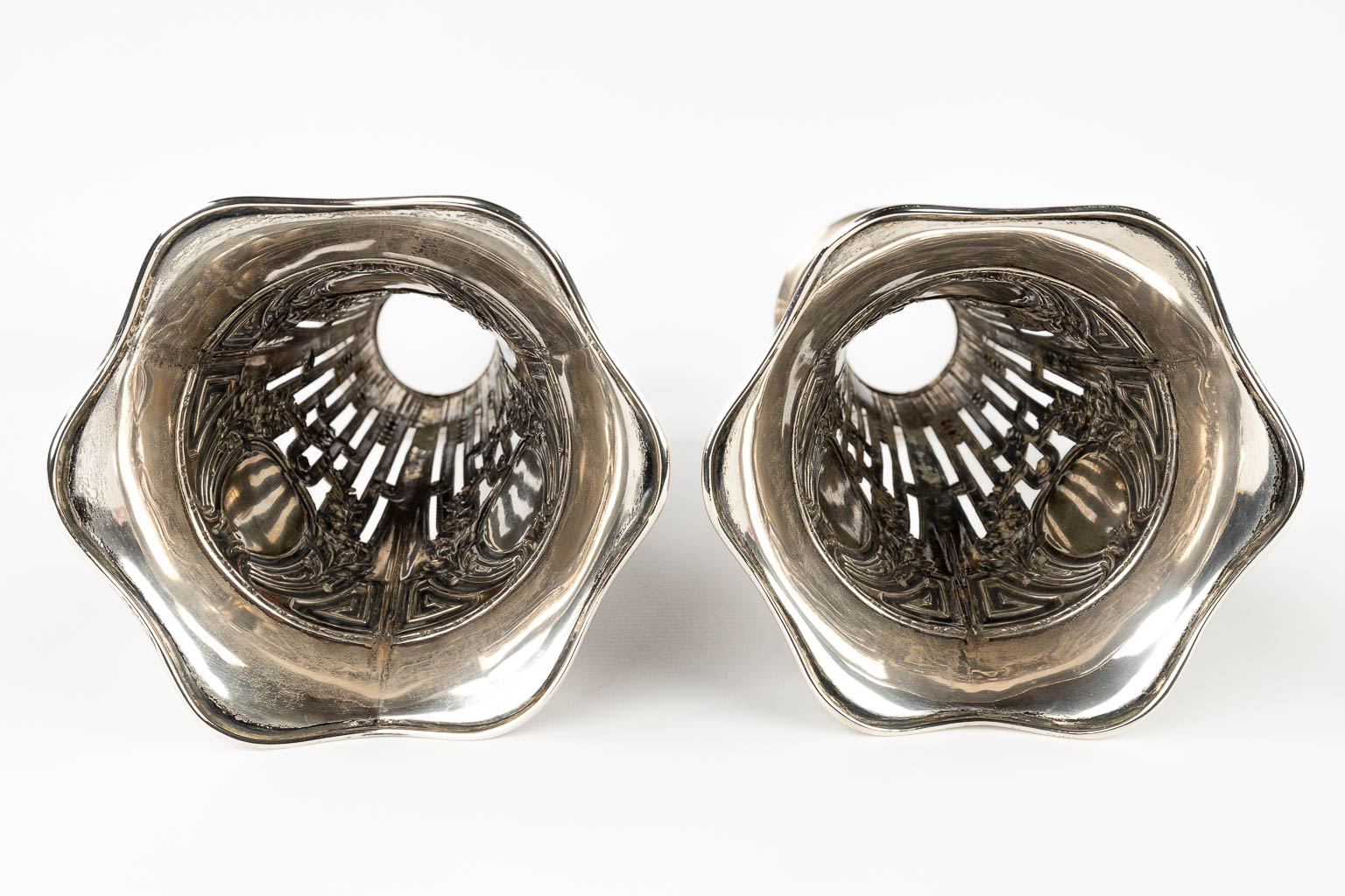 A pair of vases made of silver and marked 800. Made in Germany. 693g. 20th C. (H:31 x D:15,5 cm)