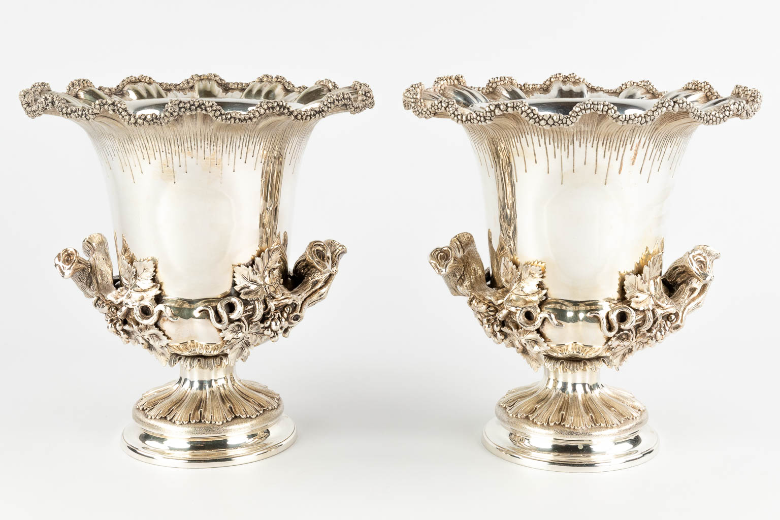 Elkington, UK, a pair of wine coolers, silver-plated metal and decorated with grape vines. 20th C. (H:28 x D:26 cm)