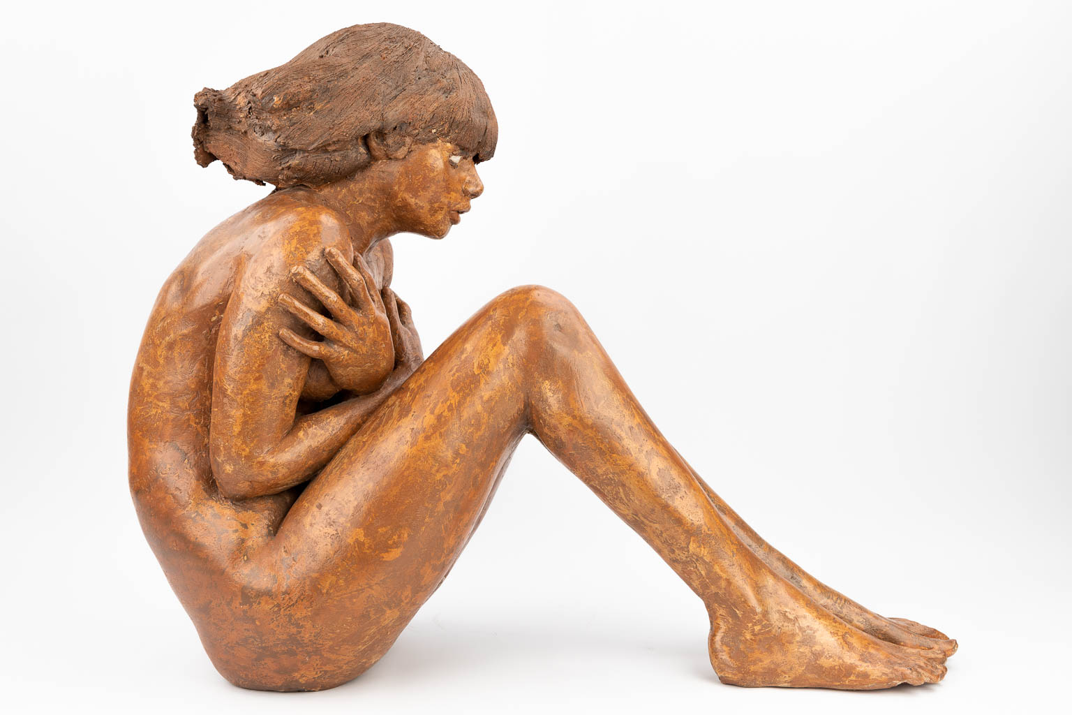 Jan DUMORTIER (XX-XXI) 'Seated lady' a statue made of terracotta. Circa 1980. (D:83 x W:30 x H:69 cm)