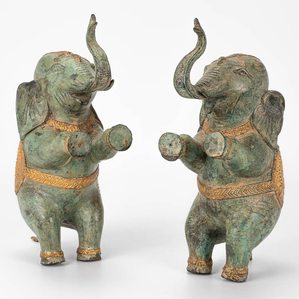 Een paar decoratieve olifanten, gemaakt uit brons in Thailand.