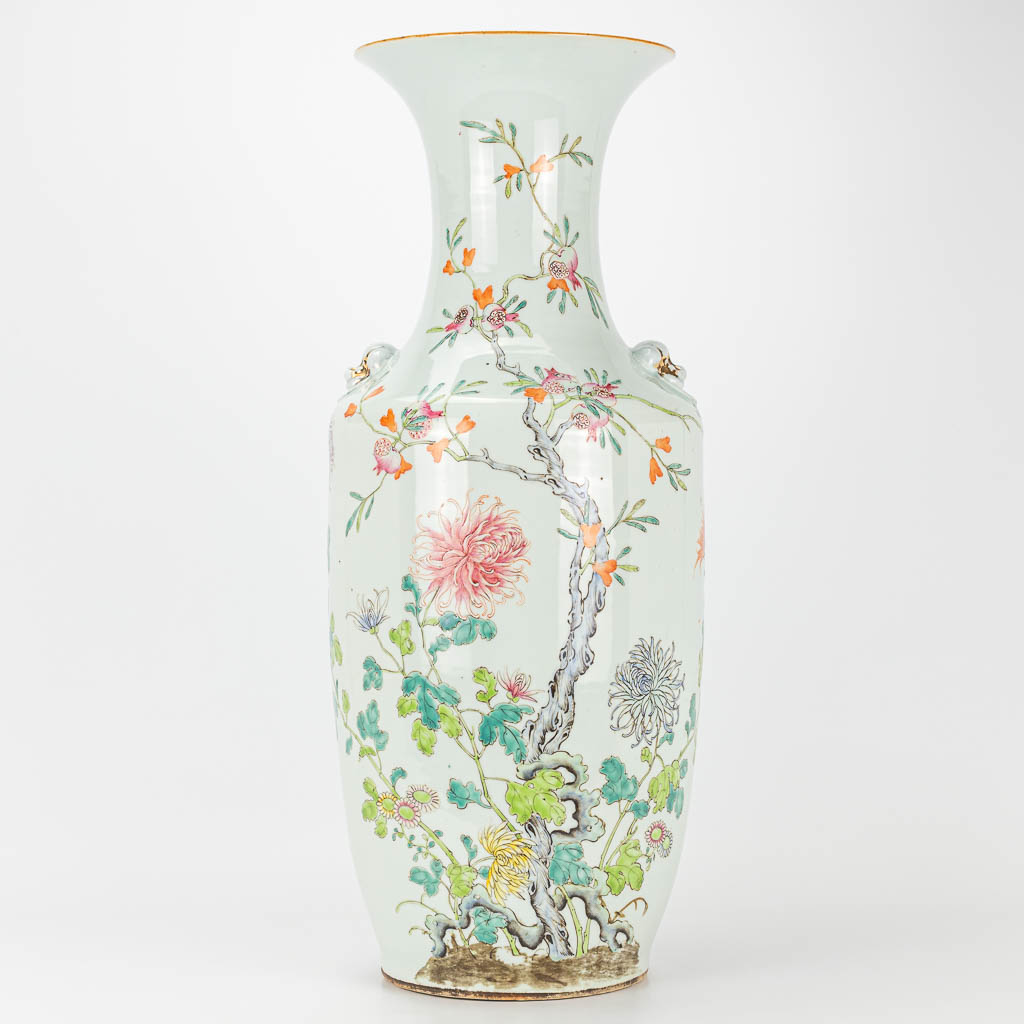 Een vaas gemaakt uit Chinees porselein en gedecoreerd met rozen en vleermuizen. 19de eeuw. 