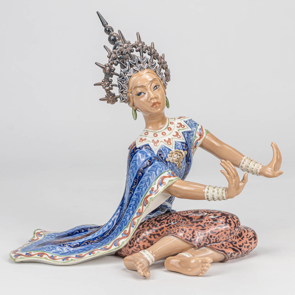 Jens Peter DAHL-JENSEN (1874-1960) 'A seated Balinese woman' a porcelain statue. Around 1930. 