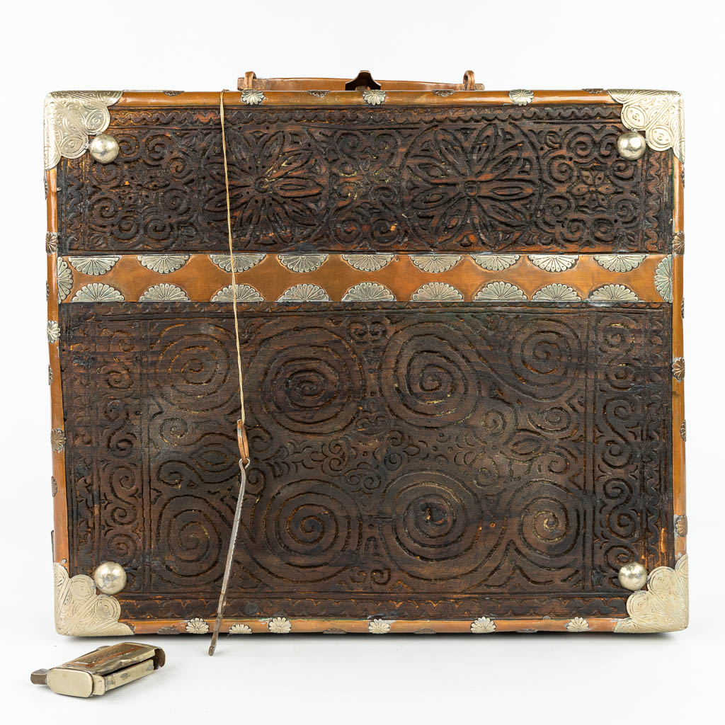 A document case in Oriental style, inlaid with metal and mother of pearl. 19th century. (H:10cm)