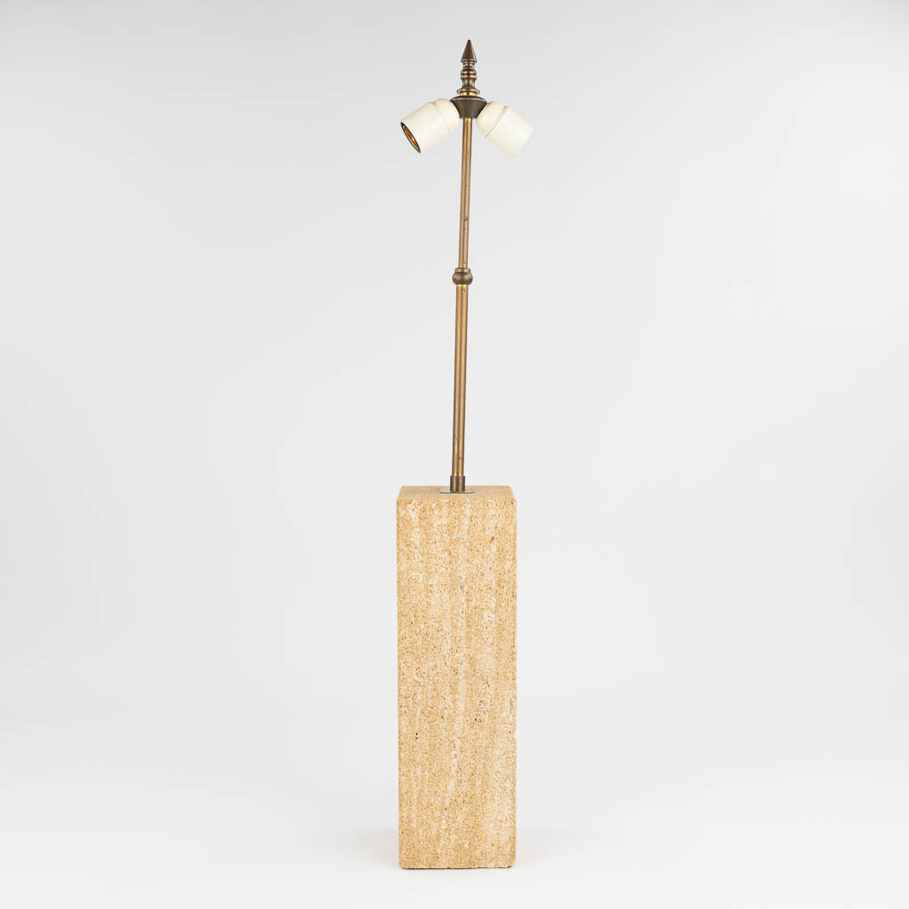  Roger VANHEVEL (XX)(attr.) Een tafellamp gemaakt uit steen en metaal. (12 x 12 x 82cm)
