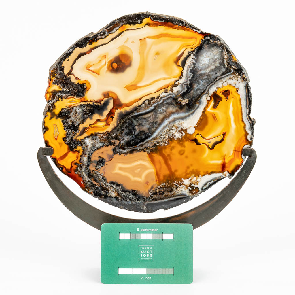 Een mid-century decorative Agate stone in a bronze stand. (H:25,5cm)