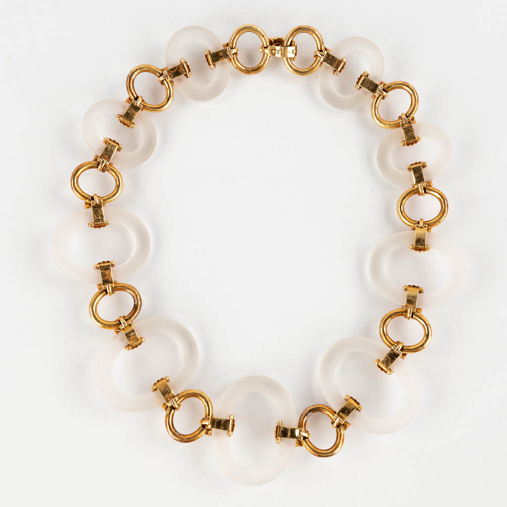Een halsketting en armband, 18kt goud en waarschijnlijk bergkristal. Afgewerkt met briljant geslepen diamanten. (D:46,5 cm)