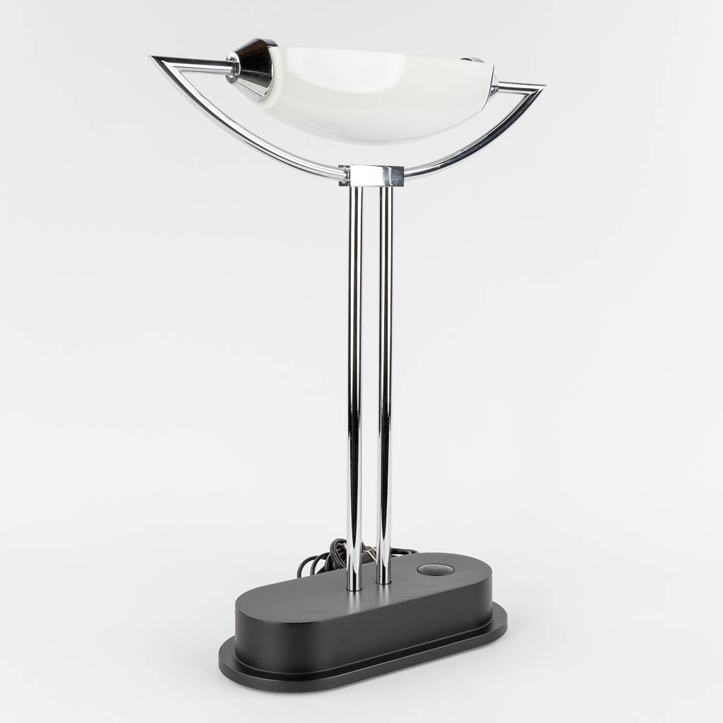 Putzler, Duitsland, een tafellamp. Metaal en glas. Laat 20ste eeuw. (W:55 x H:46 cm)