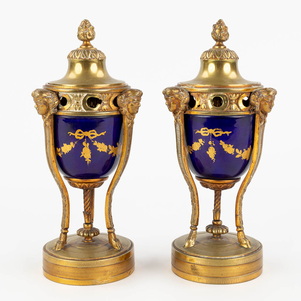  A pair of reversible cassolettes and candlesticks, Sèvres porcelain bowl in a bronze frame. 19th C. 