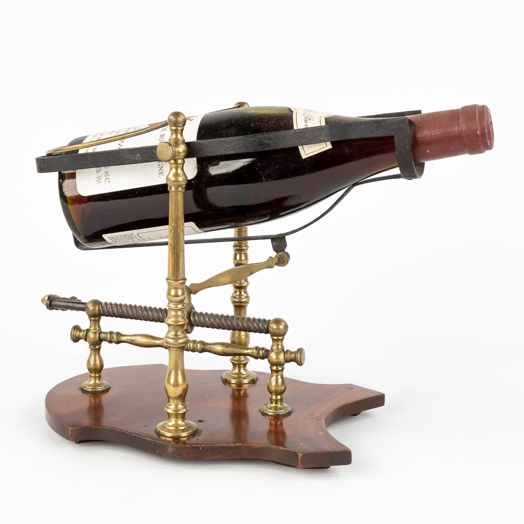  Een antieke mechanische flessenhouder, decanteerkan. Laat 19de eeuw. 
