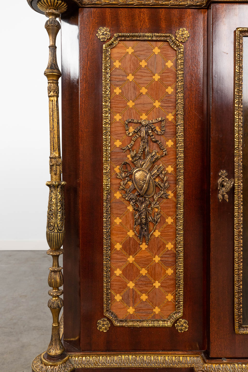 Een kast, houtfineer brons gemonteerd in Lodewijk XVI stijl met een marmer blad. 20ste eeuw. (D:44 x W:120 x H:106 cm)