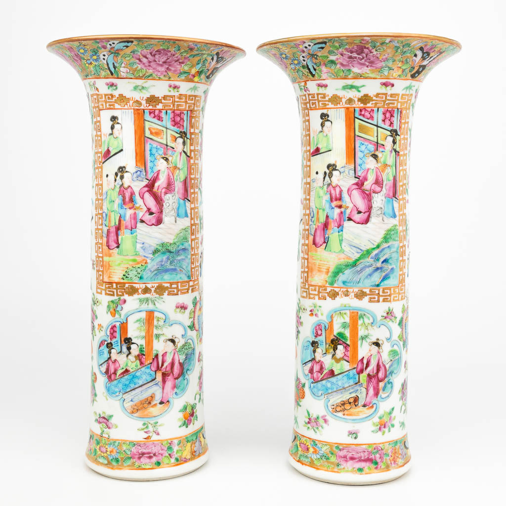 Een paar Chinese vazen gemaakt uit porselein met Kanton motieven. 19de eeuw. (H:29,5cm)