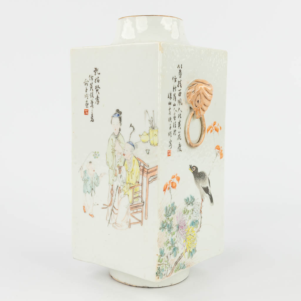  A Chinese Qianjian Cai vase, square, decorated with ladies, fauna and flora. 19th/20th century. (L: 11,5 x W: 15 x H: 26 cm)