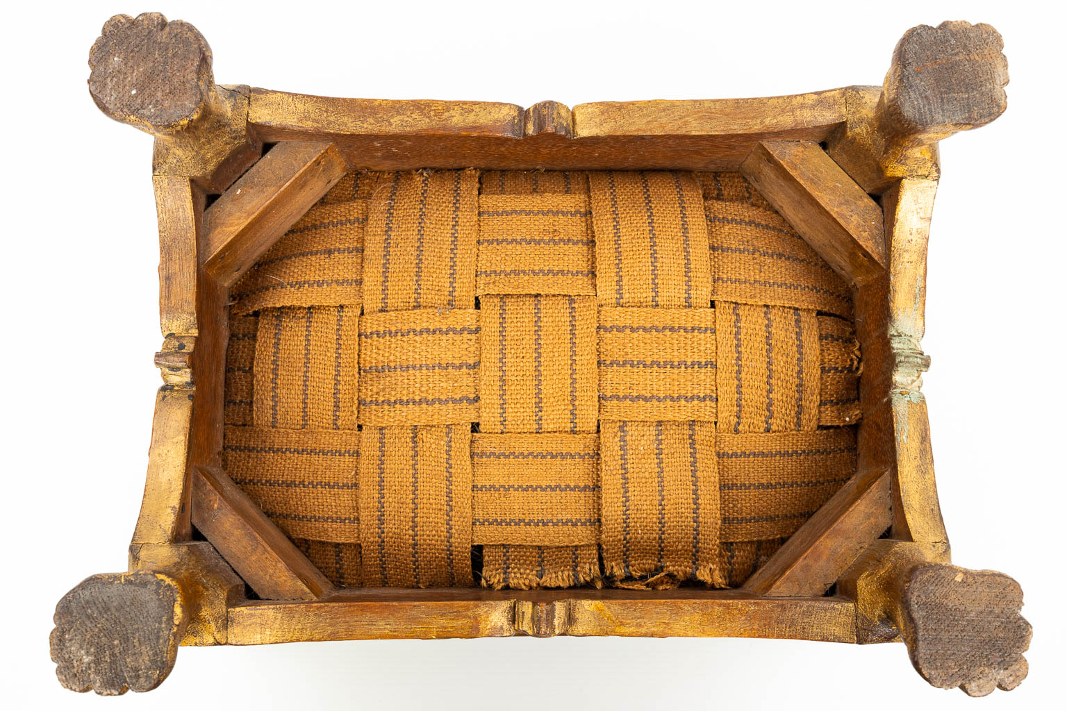 Een antieke voetbank gemaakt uit verguld hout, staande op klauwpoten. (H:19cm)