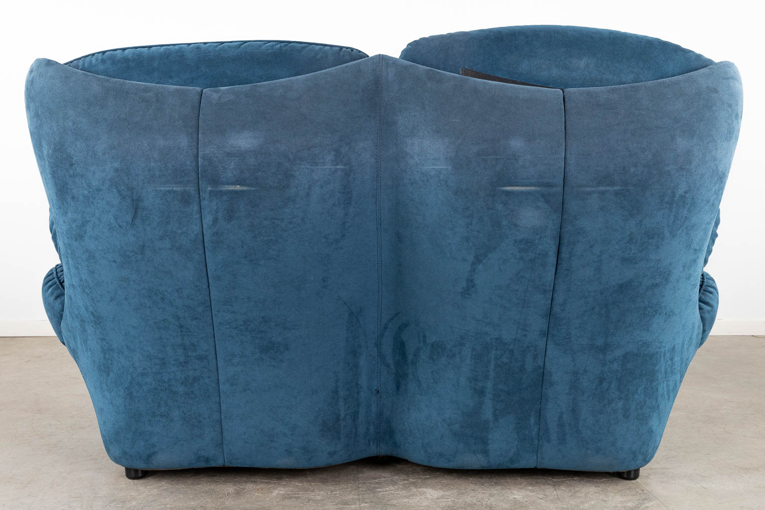 Een driedelige salon, blauwe suede, in de stijl van Michel Cadestin. (D:90 x W:160 x H:117 cm)