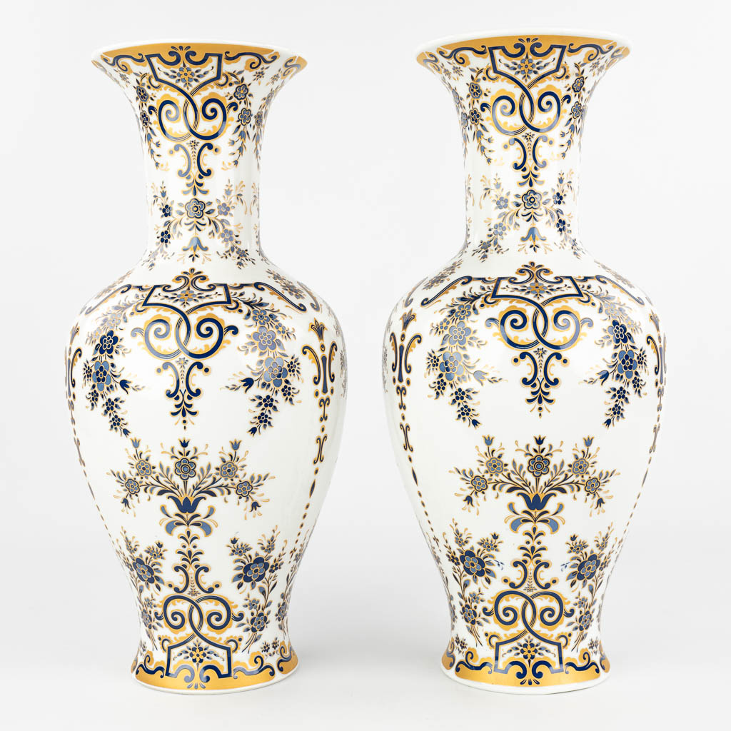 Een paar vazen gemaakt uit geglazuurd porselein met goud en blauw decor, gemerkt Krautheim Bavaria (H:46cm)