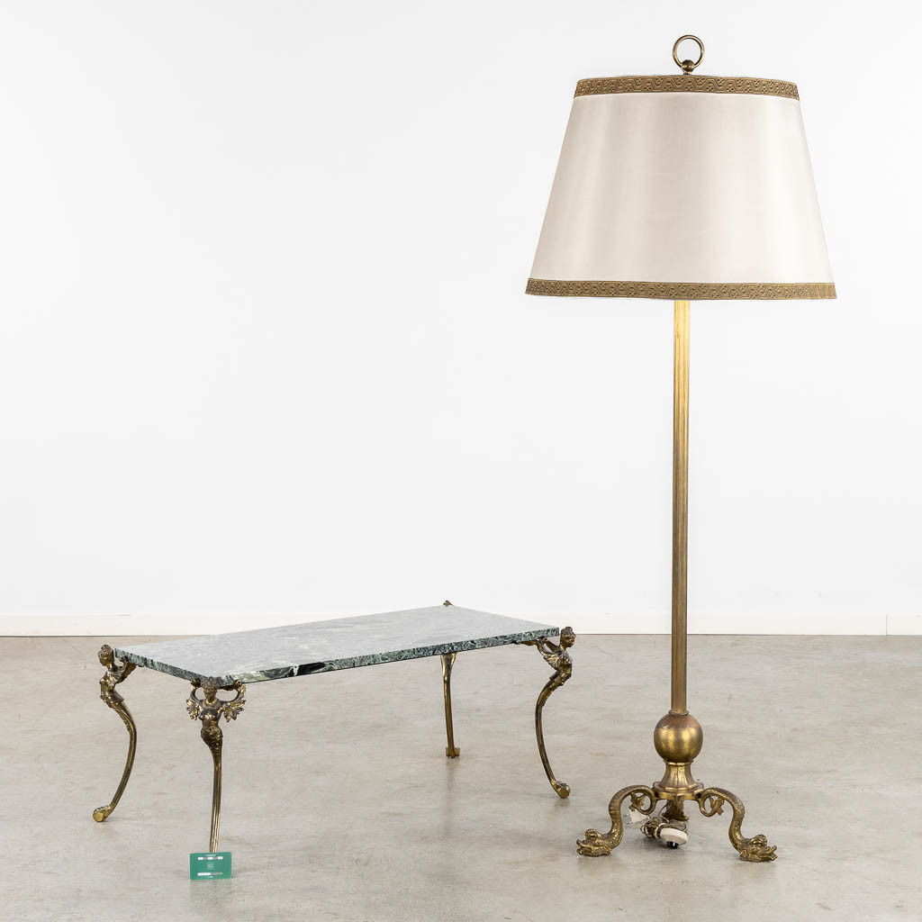 Een salontafel, marmer en brons, bijgevoegd een vloerlamp. Circa 1960. (L:52 x W:101 x H:41 cm)