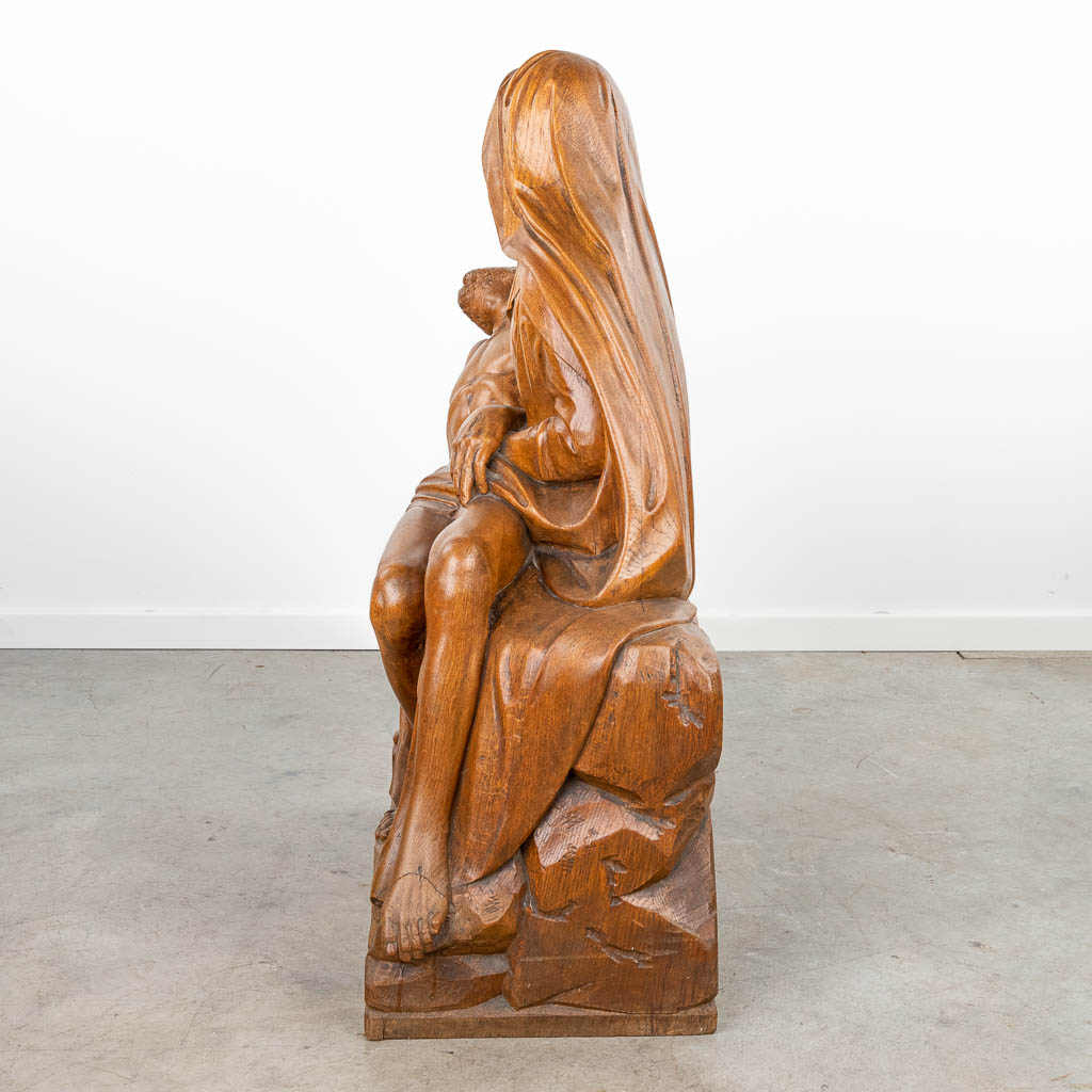 Een grote Piëta gemaakt uit gesculpteerd hout, periode 1922. (H:101cm)