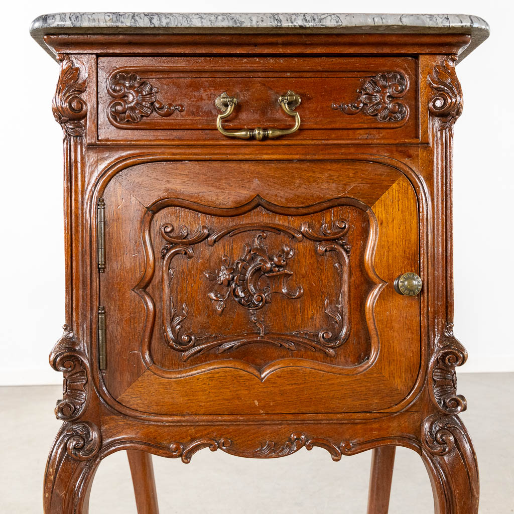 A pair of nightstands, Louis XV style with a marble top. (L:44 x W:44 x H:83 cm)