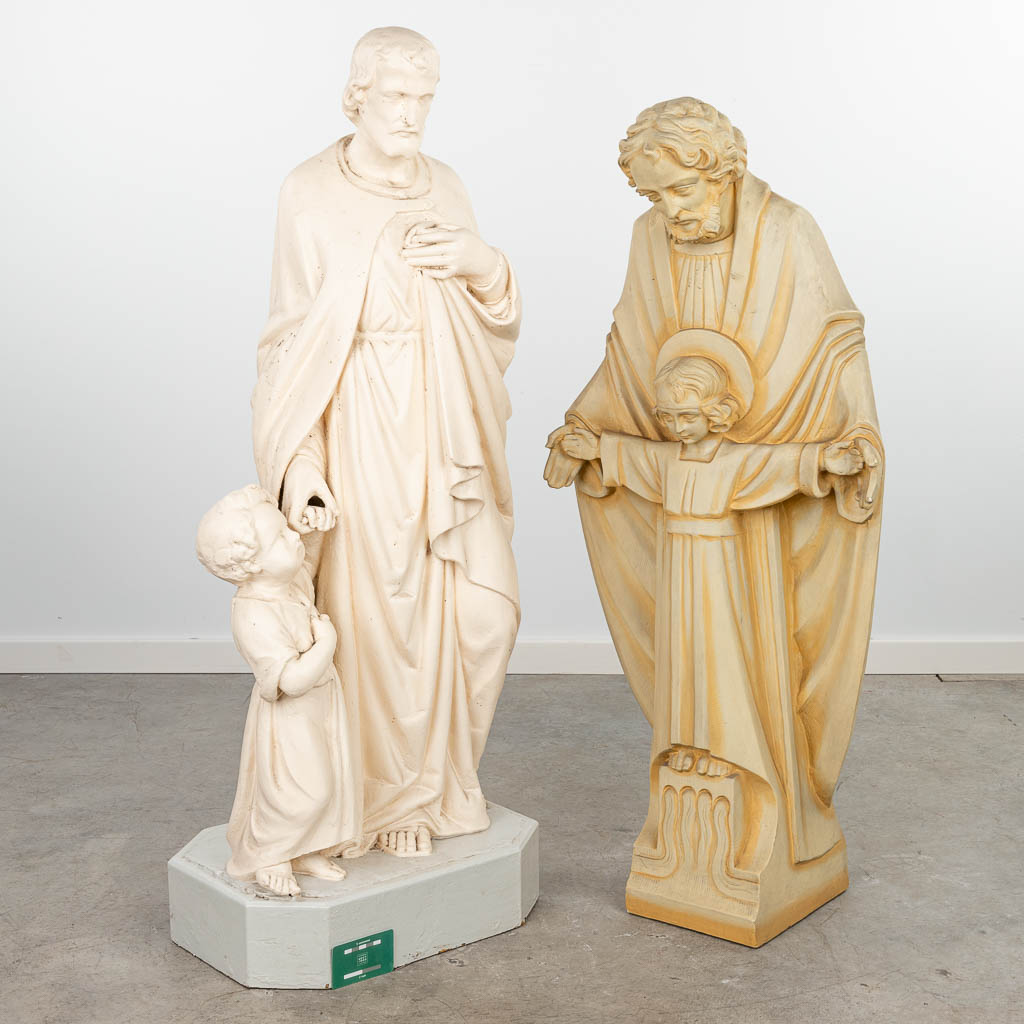 Een collectie van 2 grote beelden van heiligen, Jozef met Kind, gemaakt uit plaaster. (H:114cm)