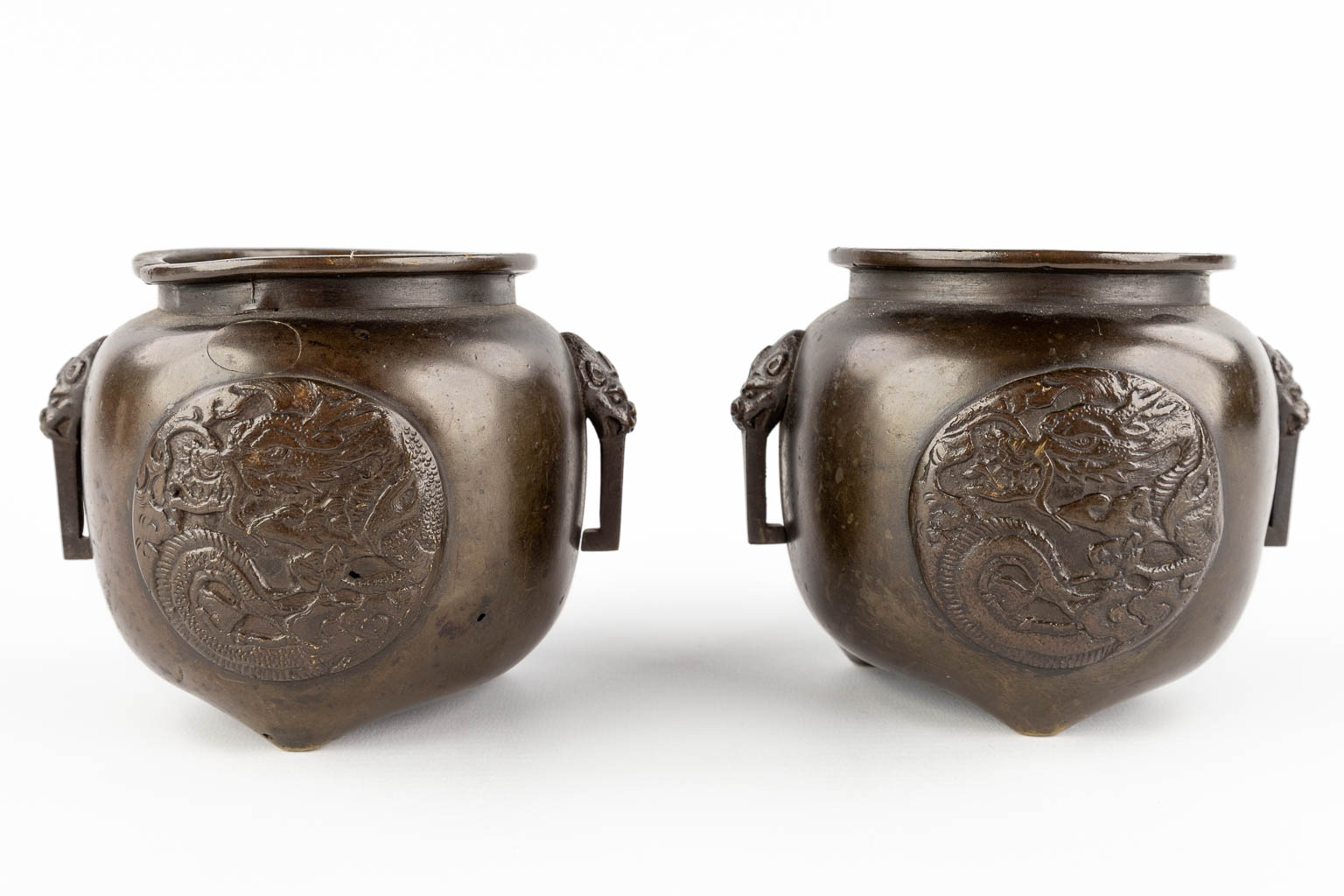 A pair of Chinese bronze brûle parfum with dragon and phoenix decor. Patinated bronze. 19th/20th C. (D:12 x W:13,5 x H:10,5 cm)