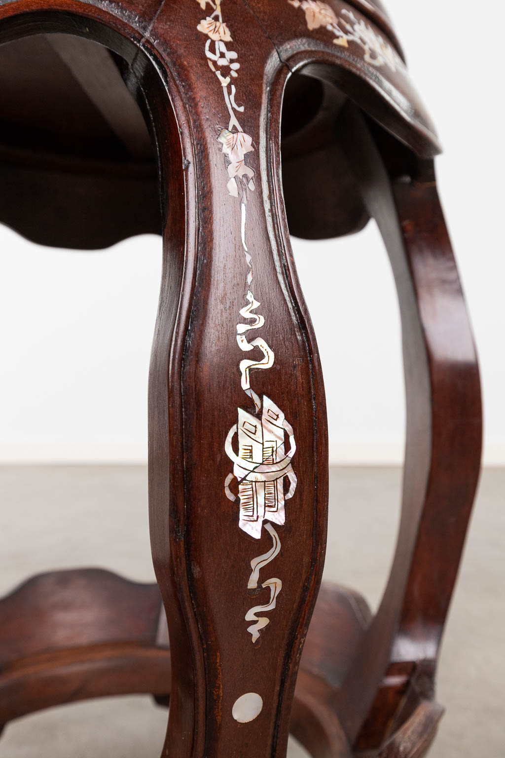 A Chinese hardwood stand, inlaid with mother of pearl. (H: 46 x D: 40 cm)