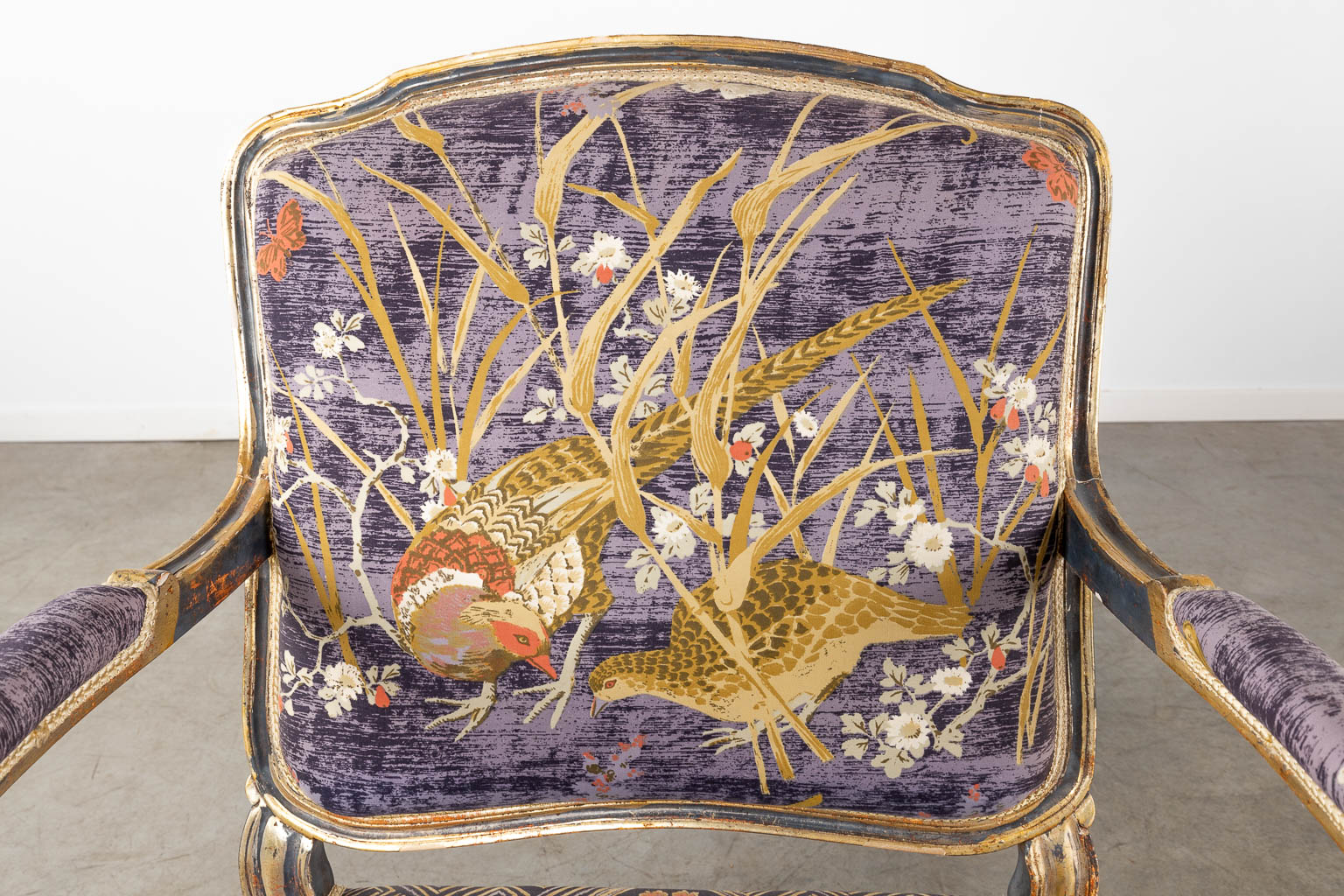 Een paar gepatineerde Lodewijk XV-stijl armstoelen, overtrokken met stof, decor van fazanten. (D:75 x W:75 x H:88 cm)