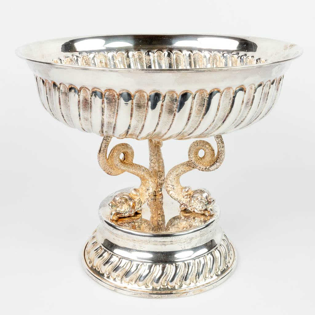 A tazza made of silver-plated metal and decorated with fish figurines. 20th century, not stamped. 1570g. (H:26cm)