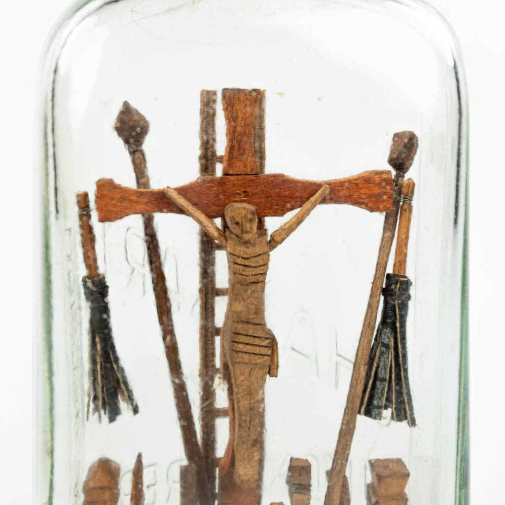 Een Corpus Christi en kruisbeeld in een fles (H:24cm)