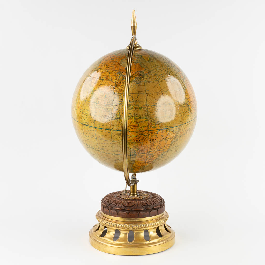 G. Thomas, een wereldbol met maan, gemonteerd op een messing voet. (W:43 x H:59 x D:30 cm)