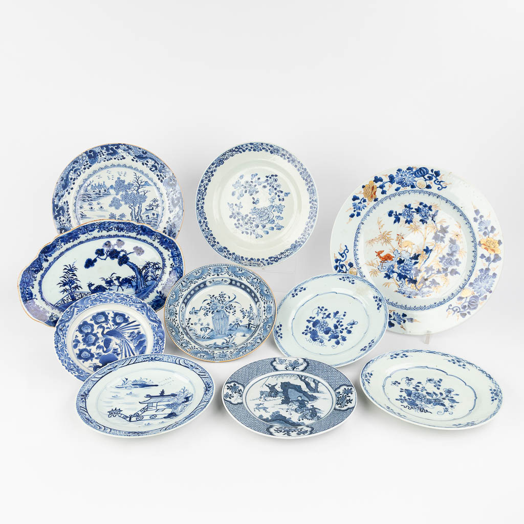  Een collectie van 10 Chinese borden met blauw-wit decor. 19de/20ste eeuw. 