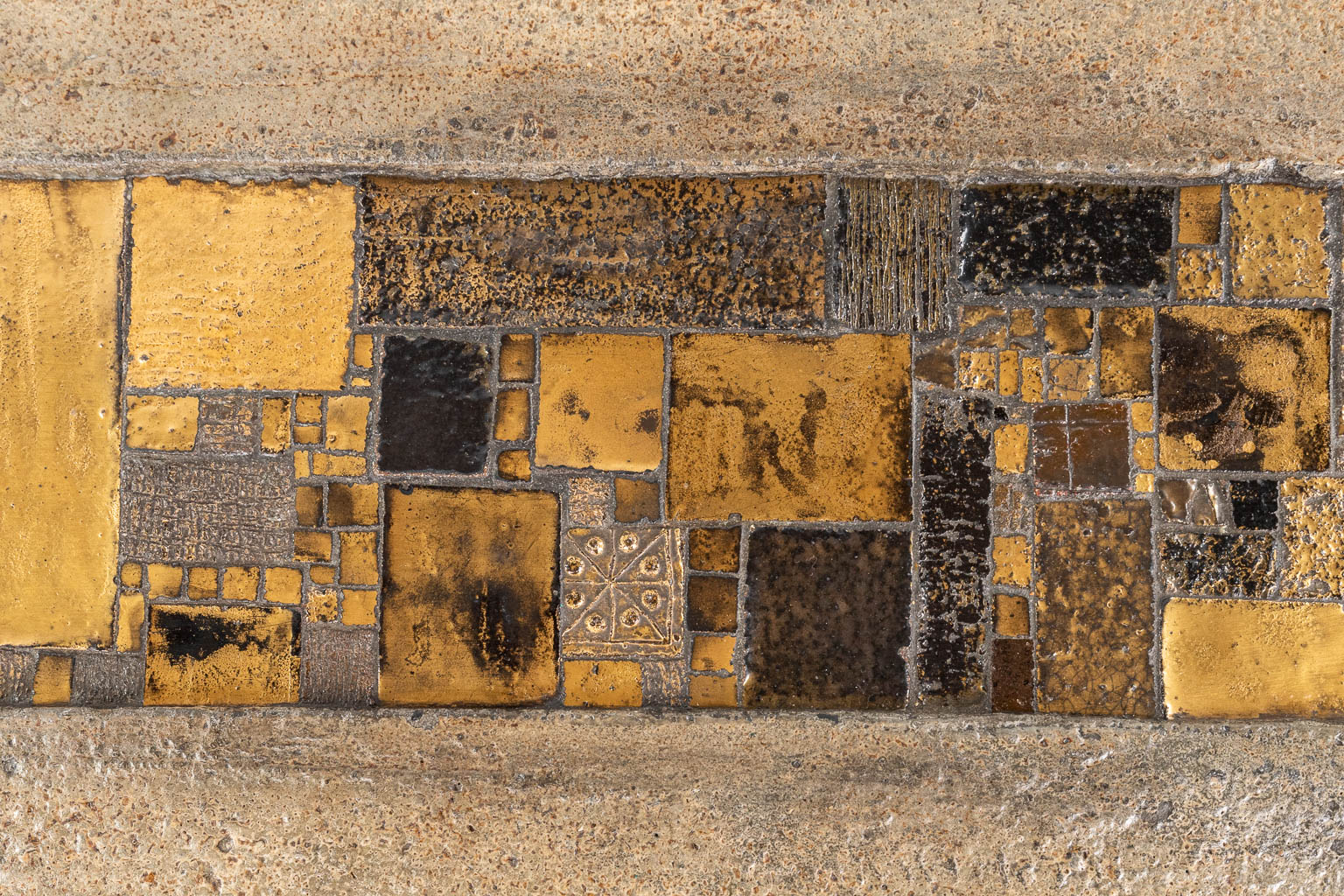 Pia MANU (XX) 'Salontafel' goudglazuur op keramiek, circa 1960. (L: 86 x W: 175 x H: 32 cm)