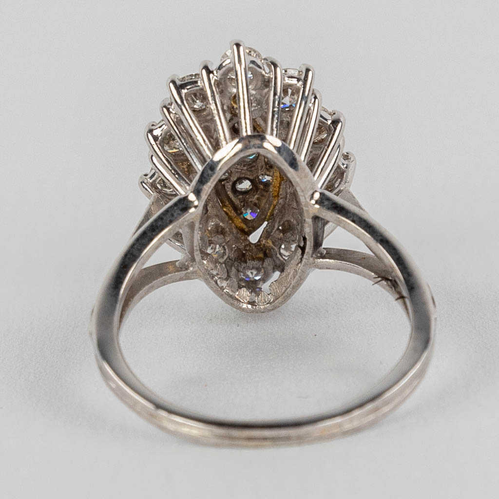 Een 18-karaats gouden ring gemonteerd met briljanten en diamanten. 20ste eeuw. 6,12g. size: 52. 