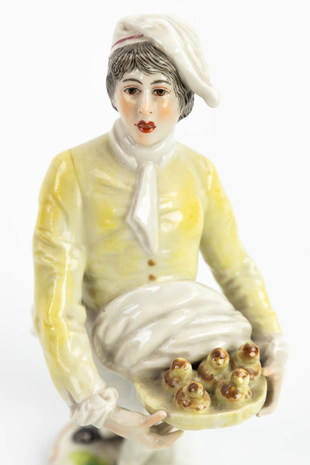A pair of statues made of porcelain made in Germany and marked Ludwigsburg. (H:18cm)