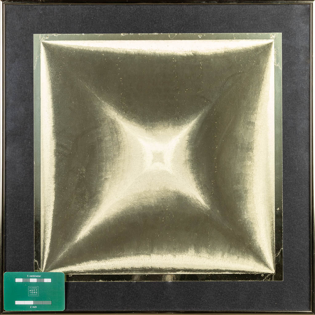 Onleesbaar gesigneerd, een abstract kunstwerk met geometrische vormen in goud. (35 x 35 cm)
