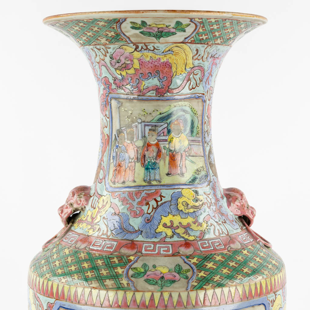 Een Chinese vaas, Famille Rose, met decor van krijgers. (H:58 x D:24 cm)