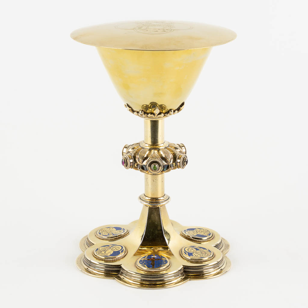 A. Bourdon-De Bruyne, Ghent, A Gothic Revival chalice with original case, Silver, 900/1000. 653g. 1875. (W:15,6 x H:21,3 cm)