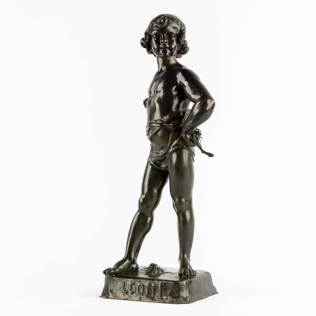Marcel DÉBUT (1865-1933) 'Le Défi' gepatineerd brons. (L:19 x W:20 x H:61 cm)