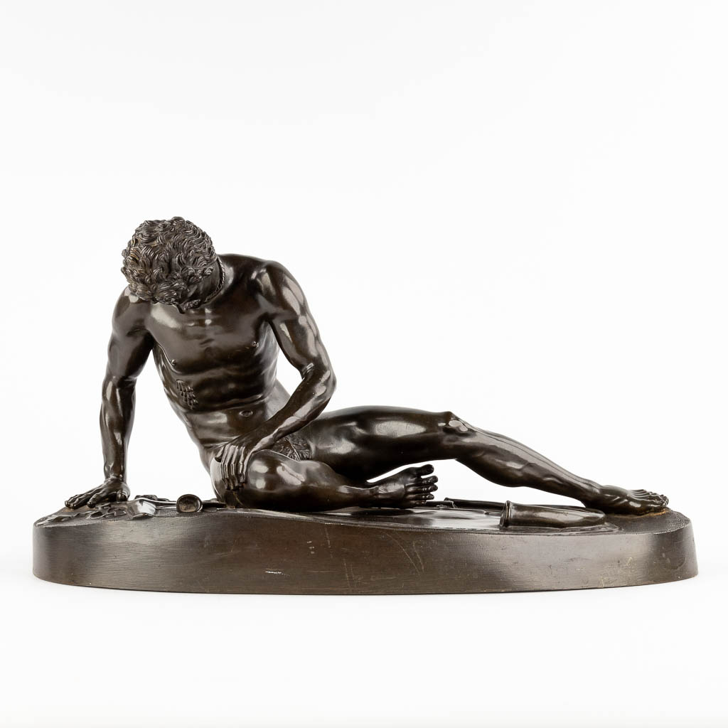 After an antique statue 'The Dying Gaul' patinated bronze. 19th/20th C. (D:21 x W:46 x H:24 cm)