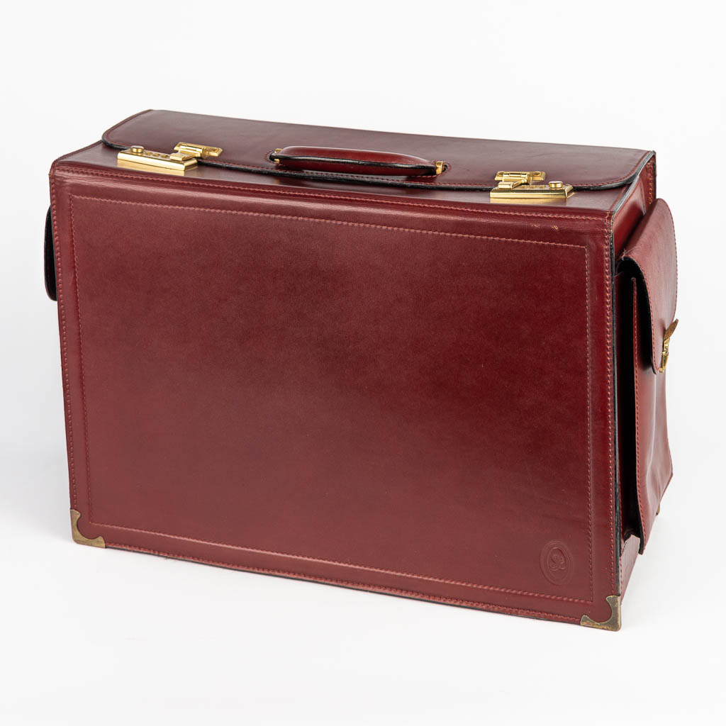 A pilot case made of leather by Louise Fontaine. (H:34cm)