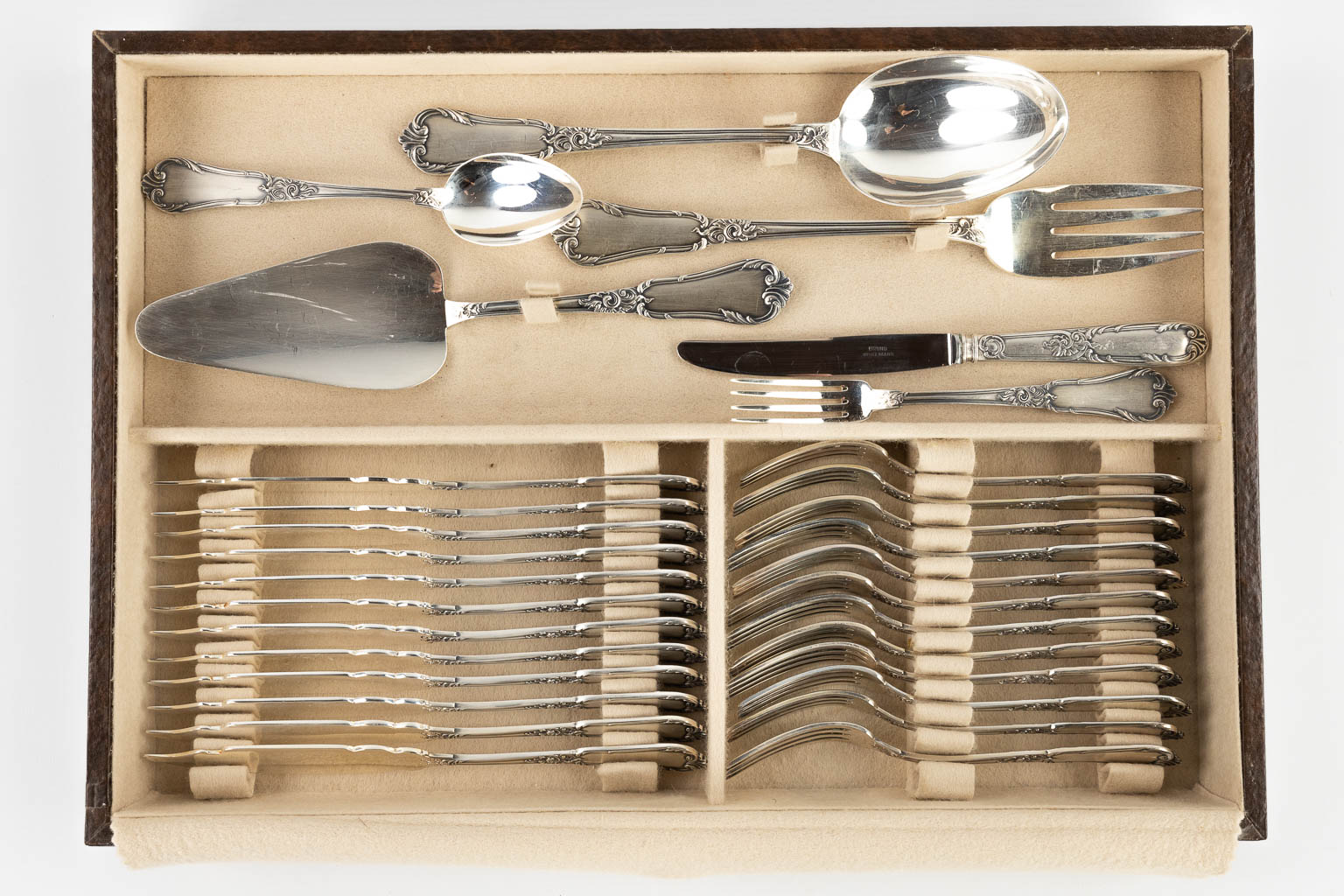 Bruno Wiskemann, Model Régence, a 130-piece silver-plated cutlery in a chest. (D:32 x W:46 x H:27 cm)