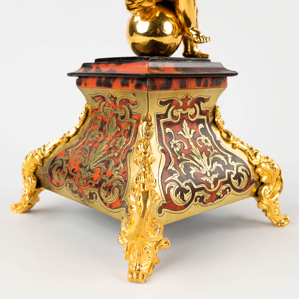 Drie tafelkandelaars, verguld brons en Boulle, schildpad en koper inlegwerk. Napoleon 3, 19de eeuw. (D:12 x W:26 x H:39 cm)
