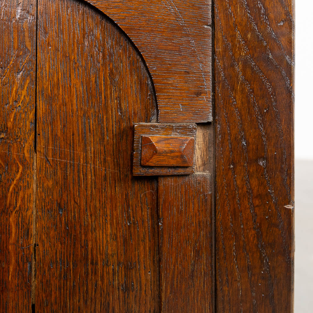 Een antieke commode, deuren en lades. Gesculpteerd eik. 18de eeuw. (L:55 x W:108 x H:109 cm)
